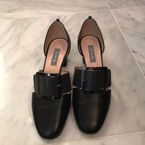 Sarah Jessica Parker black leather pump